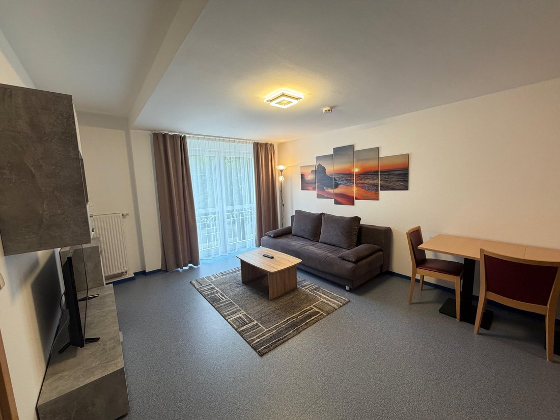 Apartment 2: Wohnzimmer mit Sofa und Essplatz