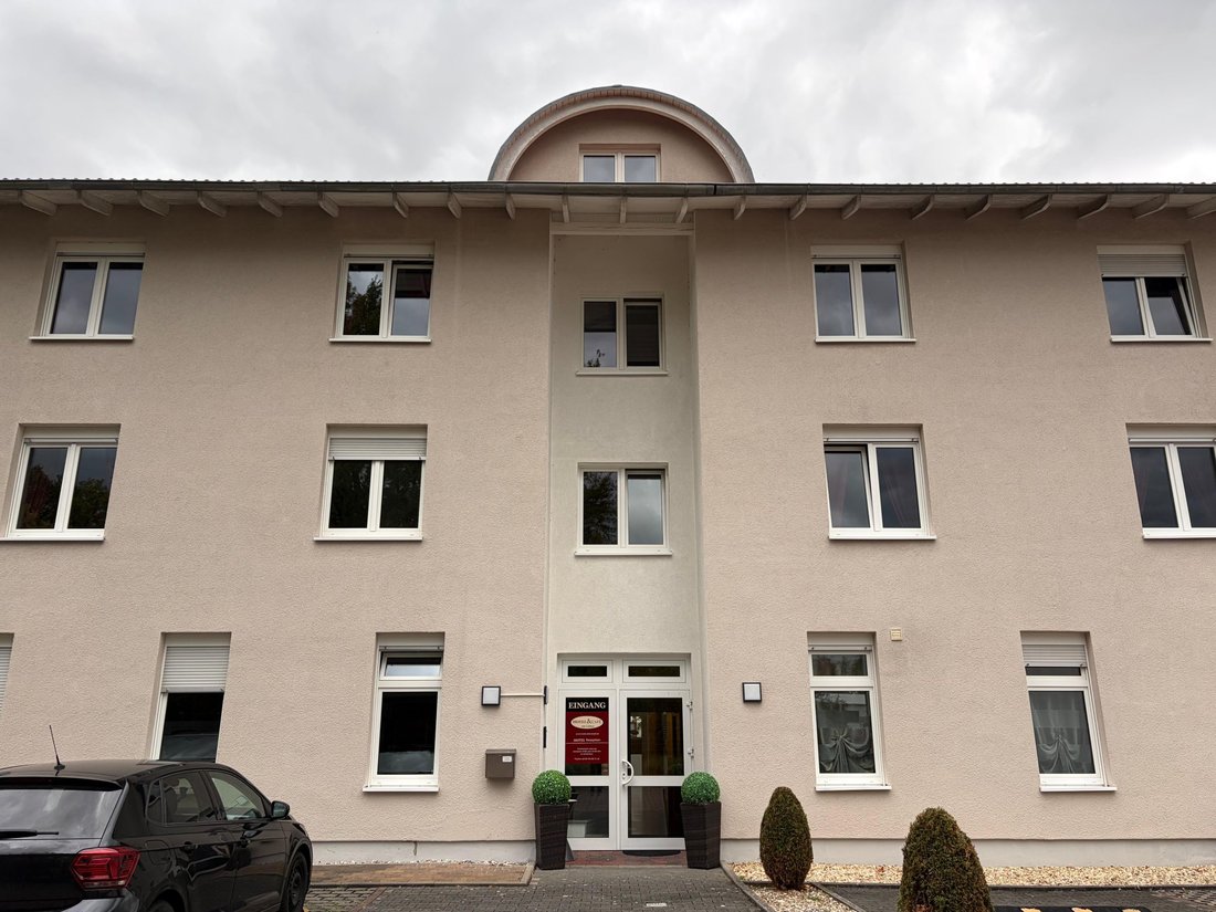 Eingang des Hotels auf der Rückseite des Hauses