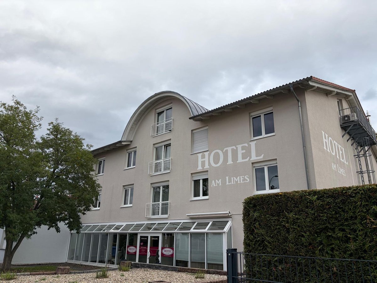 Außenansicht des Hotels am Limes
