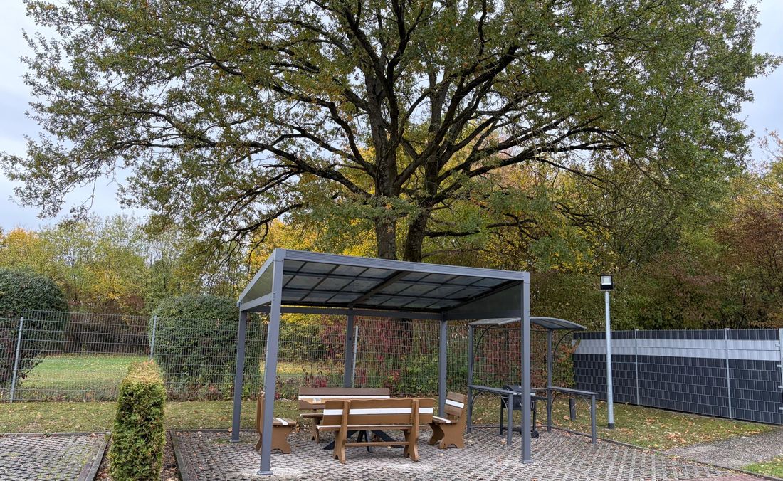 Sitzplatz mit Überdachung und Grill im Außenbereich
