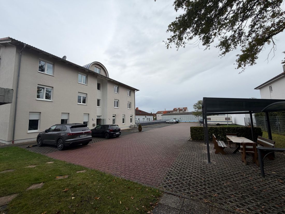 Parkplätze auf der Rückseite des Hotels