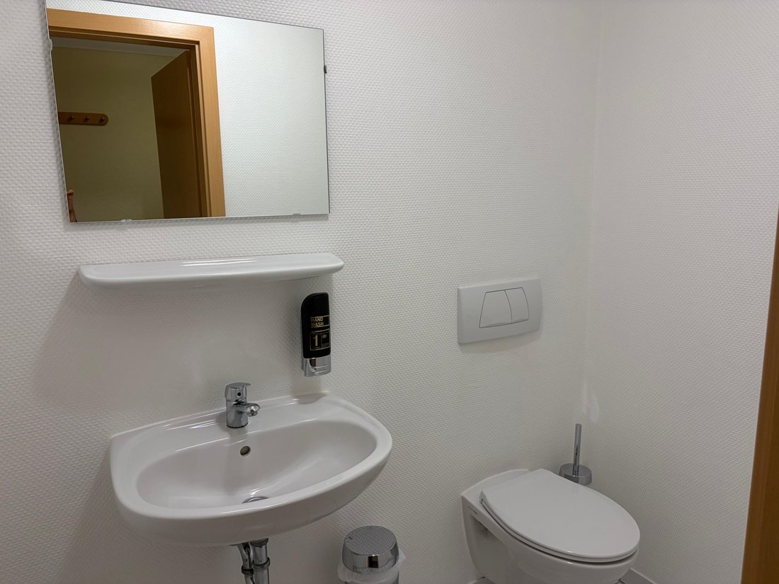 Einzelzimmer: Badezimmer mit Waschbecken und WC