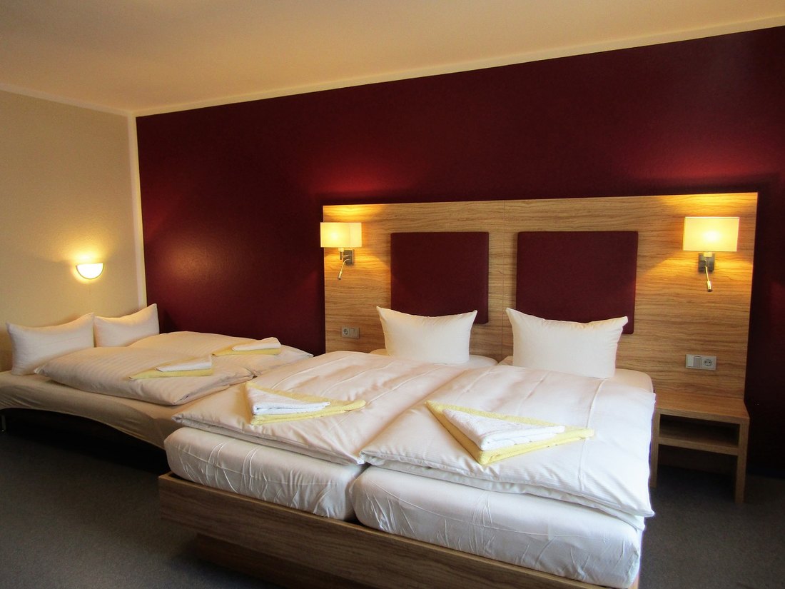 Dreibettzimmer: Zimmer mit vier Betten